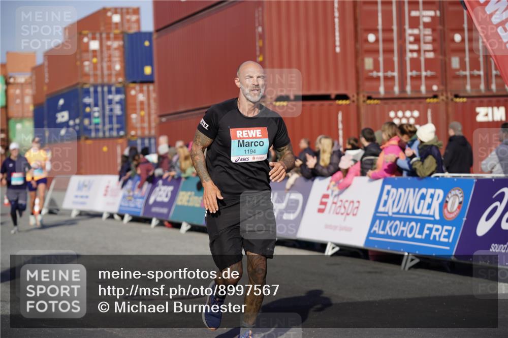 03.10.2025 - Köhlbrandbrückenlauf Michael Burmester http://msf.ph/oto/8997567 03.10.2025 10:01:53 Ziel 1182, 1194, 1273, 1474, 1767, 2843, 2889, 3118 meine-sportfotos.de