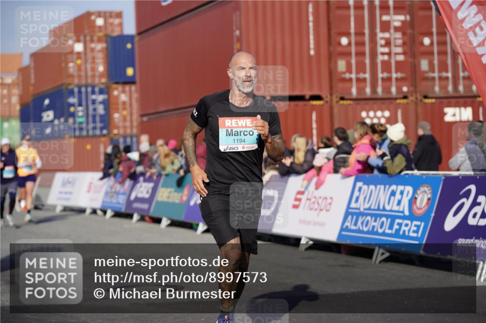 03.10.2025 - Köhlbrandbrückenlauf Michael Burmester http://msf.ph/oto/8997573 03.10.2025 10:01:53 Ziel 1182, 1194, 1273, 1474, 1767, 2843, 2889, 3118 meine-sportfotos.de
