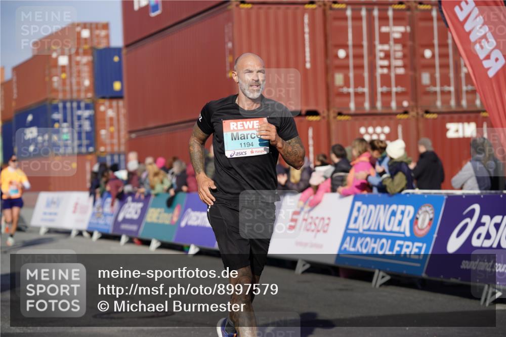 03.10.2025 - Köhlbrandbrückenlauf Michael Burmester http://msf.ph/oto/8997579 03.10.2025 10:01:53 Ziel 1182, 1194, 1273, 1474, 1767, 2843, 2889, 3118 meine-sportfotos.de
