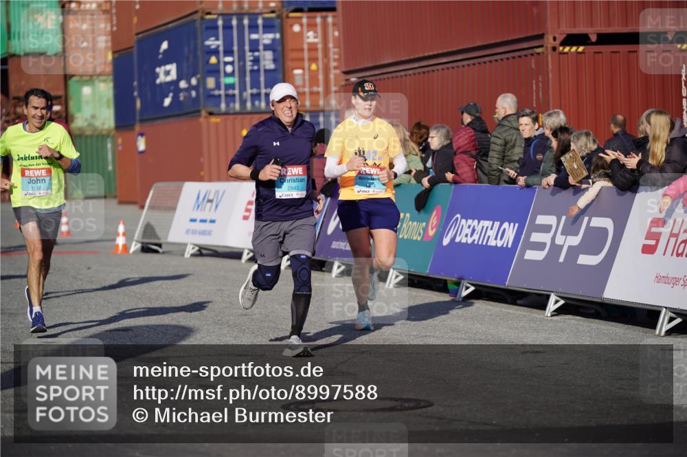 03.10.2025 - Köhlbrandbrückenlauf Michael Burmester http://msf.ph/oto/8997588 03.10.2025 10:01:55 Ziel 1182, 1194, 1273, 1474, 1767, 2843, 2889, 3118, 3444 meine-sportfotos.de