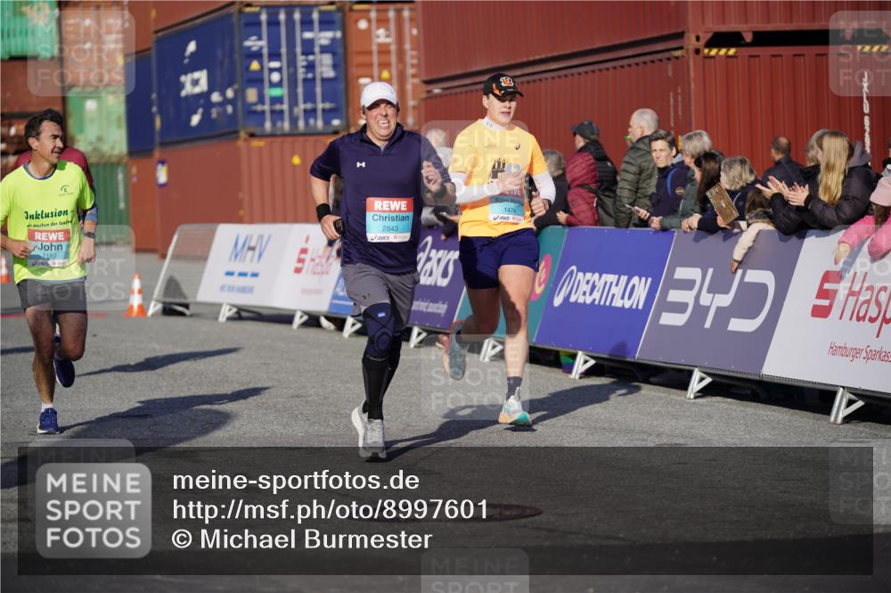 03.10.2025 - Köhlbrandbrückenlauf Michael Burmester http://msf.ph/oto/8997601 03.10.2025 10:01:55 Ziel 1182, 1194, 1273, 1474, 1767, 2843, 2889, 3118, 3444 meine-sportfotos.de