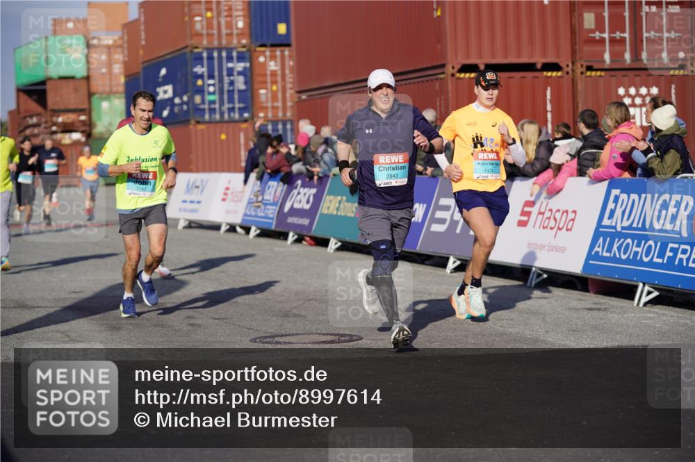 03.10.2025 - Köhlbrandbrückenlauf Michael Burmester http://msf.ph/oto/8997614 03.10.2025 10:01:56 Ziel 1182, 1194, 1273, 1380, 1474, 1767, 2843, 3118, 3444 meine-sportfotos.de