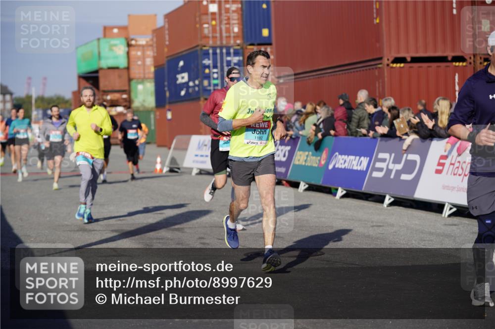 03.10.2025 - Köhlbrandbrückenlauf Michael Burmester http://msf.ph/oto/8997629 03.10.2025 10:01:57 Ziel 1182, 1194, 1205, 1273, 1280, 1380, 1474, 1767, 2843, 3118, 3139, 3444 meine-sportfotos.de