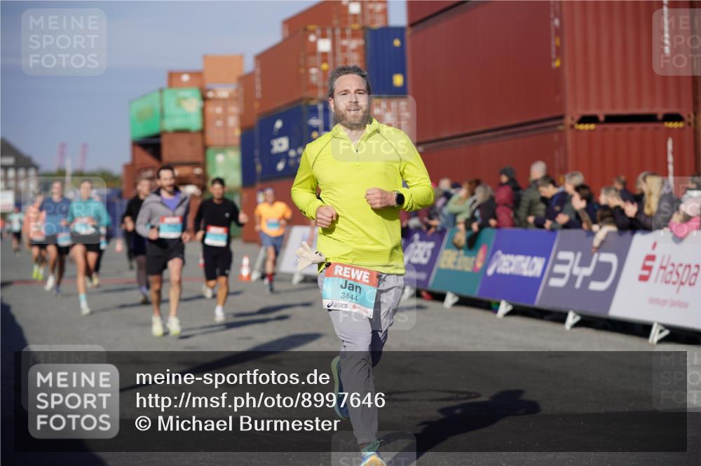 03.10.2025 - Köhlbrandbrückenlauf Michael Burmester http://msf.ph/oto/8997646 03.10.2025 10:01:59 Ziel 1182, 1205, 1280, 1357, 1380, 1474, 1504, 2843, 3118, 3139, 3444, 3495 meine-sportfotos.de