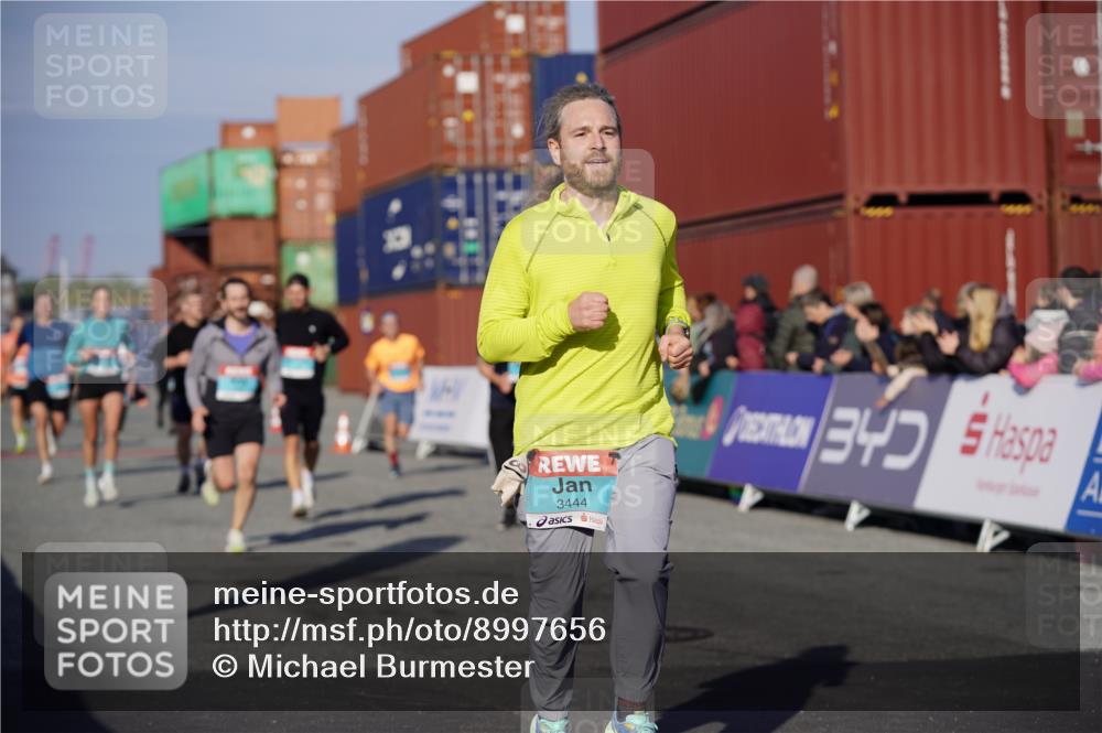 03.10.2025 - Köhlbrandbrückenlauf Michael Burmester http://msf.ph/oto/8997656 03.10.2025 10:01:59 Ziel 1182, 1205, 1280, 1357, 1380, 1474, 1504, 2843, 3118, 3139, 3444, 3495 meine-sportfotos.de
