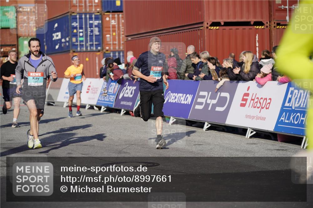 03.10.2025 - Köhlbrandbrückenlauf Michael Burmester http://msf.ph/oto/8997661 03.10.2025 10:02:00 Ziel 1182, 1205, 1280, 1357, 1380, 1474, 1504, 2843, 3118, 3139, 3165, 3444, 3495 meine-sportfotos.de