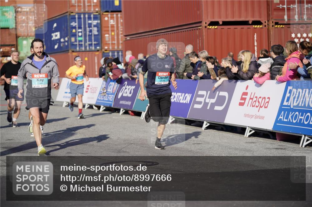 03.10.2025 - Köhlbrandbrückenlauf Michael Burmester http://msf.ph/oto/8997666 03.10.2025 10:02:00 Ziel 1182, 1205, 1280, 1357, 1380, 1474, 1504, 2843, 3118, 3139, 3165, 3444, 3495 meine-sportfotos.de