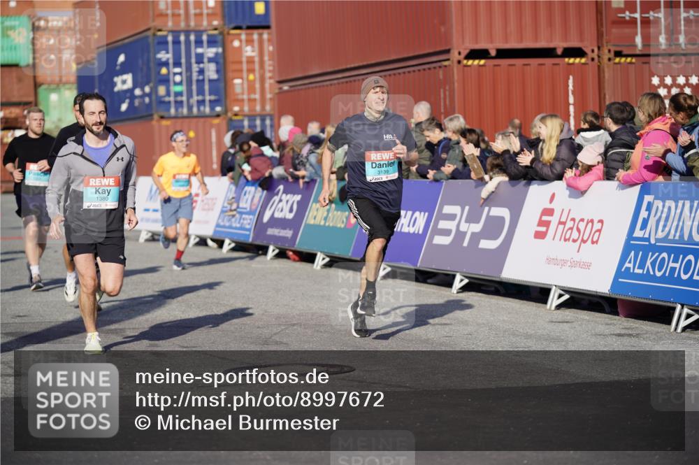 03.10.2025 - Köhlbrandbrückenlauf Michael Burmester http://msf.ph/oto/8997672 03.10.2025 10:02:00 Ziel 1182, 1205, 1280, 1357, 1380, 1474, 1504, 2843, 3118, 3139, 3165, 3444, 3495 meine-sportfotos.de