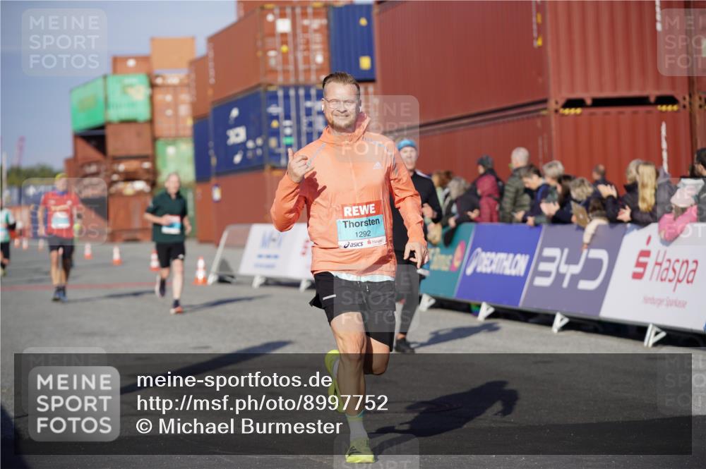 03.10.2025 - Köhlbrandbrückenlauf Michael Burmester http://msf.ph/oto/8997752 03.10.2025 10:02:07 Ziel 1205, 1219, 1280, 1292, 1357, 1380, 1493, 1504, 1966, 3139, 3165, 3495 meine-sportfotos.de