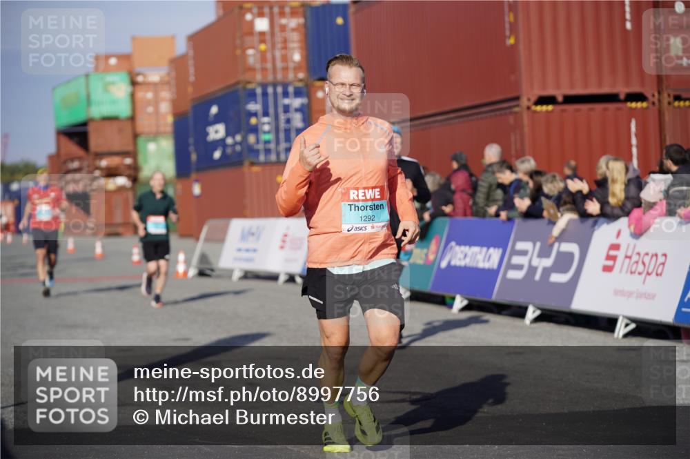 03.10.2025 - Köhlbrandbrückenlauf Michael Burmester http://msf.ph/oto/8997756 03.10.2025 10:02:07 Ziel 1205, 1219, 1280, 1292, 1357, 1380, 1493, 1504, 1966, 3139, 3165, 3495 meine-sportfotos.de