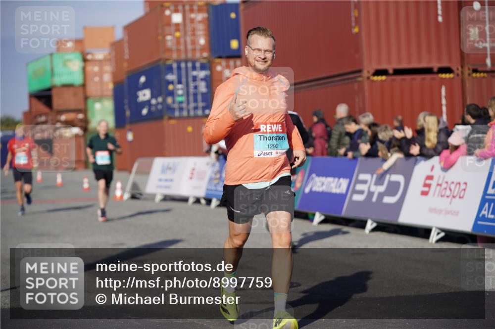 03.10.2025 - Köhlbrandbrückenlauf Michael Burmester http://msf.ph/oto/8997759 03.10.2025 10:02:07 Ziel 1205, 1219, 1280, 1292, 1357, 1380, 1493, 1504, 1966, 3139, 3165, 3495 meine-sportfotos.de