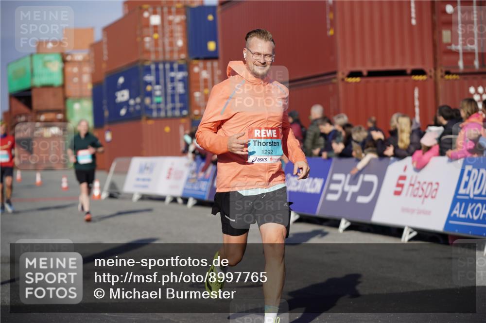 03.10.2025 - Köhlbrandbrückenlauf Michael Burmester http://msf.ph/oto/8997765 03.10.2025 10:02:07 Ziel 1205, 1219, 1280, 1292, 1357, 1380, 1493, 1504, 1966, 3139, 3165, 3495 meine-sportfotos.de