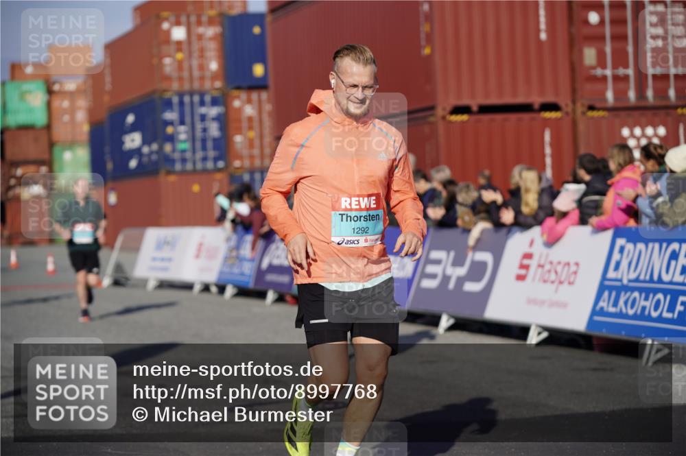 03.10.2025 - Köhlbrandbrückenlauf Michael Burmester http://msf.ph/oto/8997768 03.10.2025 10:02:07 Ziel 1205, 1219, 1280, 1292, 1357, 1380, 1493, 1504, 1966, 3139, 3165, 3495 meine-sportfotos.de