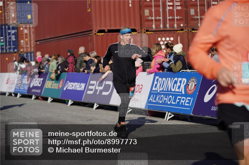 03.10.2025 - Köhlbrandbrückenlauf Michael Burmester http://msf.ph/oto/8997773 03.10.2025 10:02:08 Ziel 1205, 1219, 1280, 1292, 1357, 1380, 1493, 1504, 1966, 3139, 3165, 3495 meine-sportfotos.de
