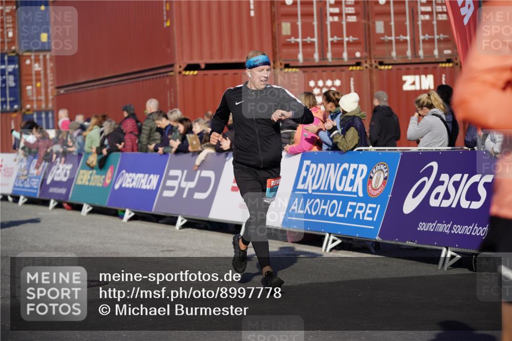 03.10.2025 - Köhlbrandbrückenlauf Michael Burmester http://msf.ph/oto/8997778 03.10.2025 10:02:09 Ziel 1205, 1219, 1280, 1292, 1357, 1493, 1504, 1966, 3139, 3165, 3495, 3806 meine-sportfotos.de