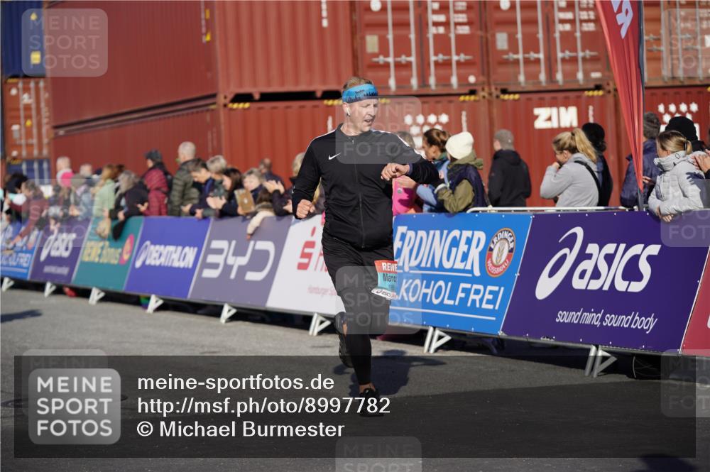 03.10.2025 - Köhlbrandbrückenlauf Michael Burmester http://msf.ph/oto/8997782 03.10.2025 10:02:09 Ziel 1205, 1219, 1280, 1292, 1357, 1493, 1504, 1966, 3139, 3165, 3495, 3806 meine-sportfotos.de