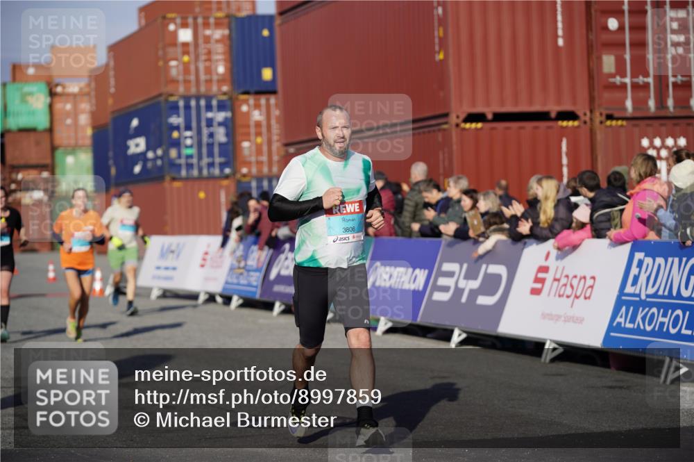 03.10.2025 - Köhlbrandbrückenlauf Michael Burmester http://msf.ph/oto/8997859 03.10.2025 10:02:15 Ziel 1219, 1493, 1776, 1966, 2849, 3224, 3316, 3806 meine-sportfotos.de