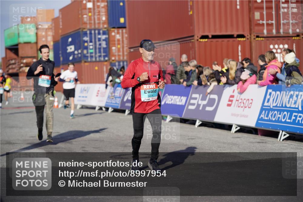 03.10.2025 - Köhlbrandbrückenlauf Michael Burmester http://msf.ph/oto/8997954 03.10.2025 10:02:22 Ziel 1144, 1595, 1776, 2849, 3111, 3224, 3316 meine-sportfotos.de