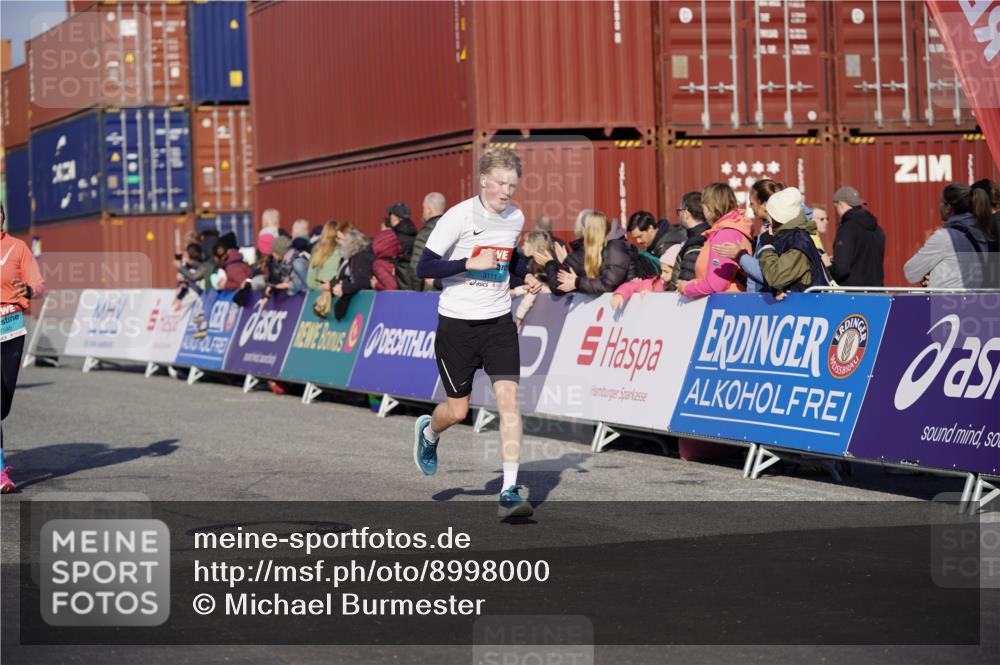 03.10.2025 - Köhlbrandbrückenlauf Michael Burmester http://msf.ph/oto/8998000 03.10.2025 10:02:26 Ziel 1130, 1144, 1595, 3111, 3224, 3331 meine-sportfotos.de