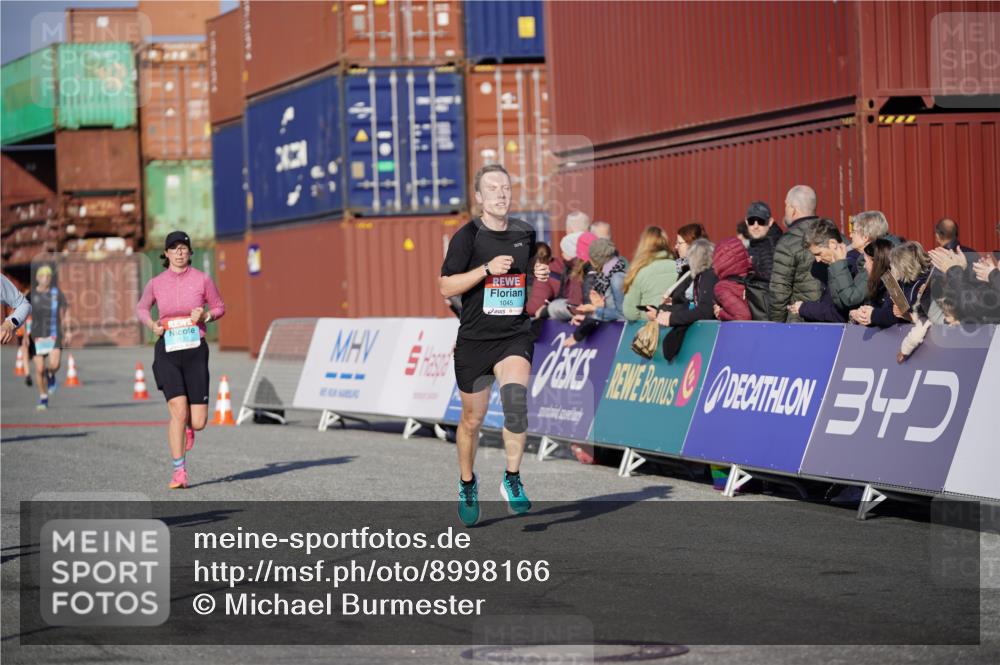 03.10.2025 - Köhlbrandbrückenlauf Michael Burmester http://msf.ph/oto/8998166 03.10.2025 10:02:42 Ziel 1045, 1123, 3227, 3630 meine-sportfotos.de