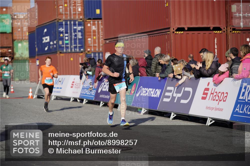 03.10.2025 - Köhlbrandbrückenlauf Michael Burmester http://msf.ph/oto/8998257 03.10.2025 10:02:50 Ziel 1045, 1123, 3227, 3496, 3630, 3832 meine-sportfotos.de