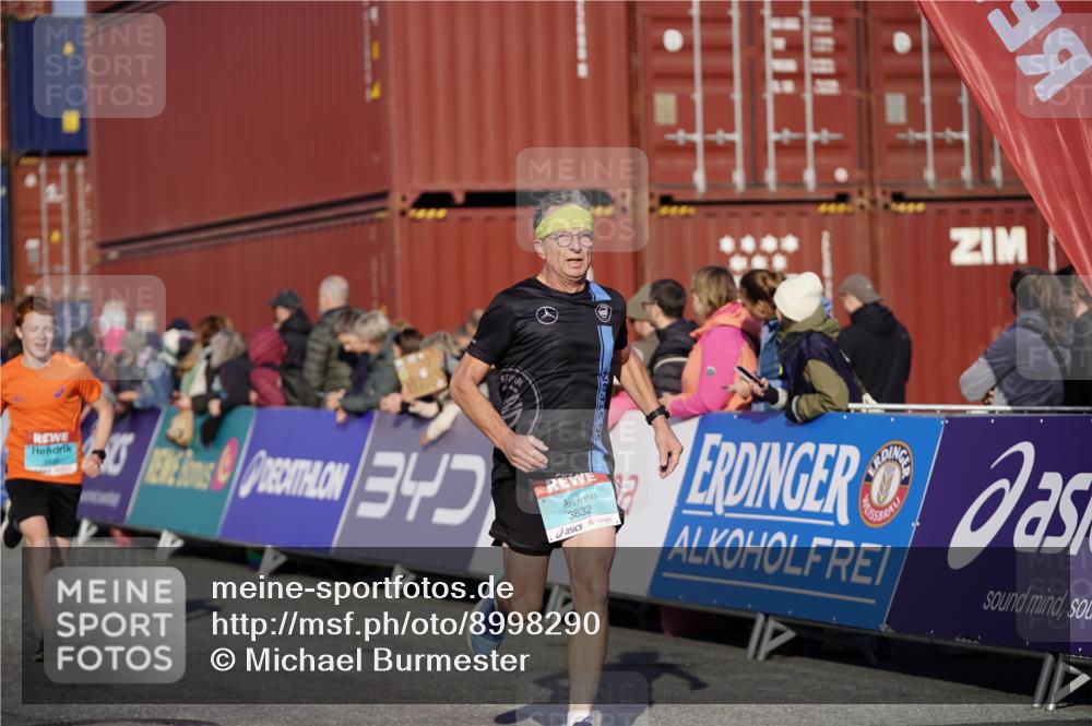 03.10.2025 - Köhlbrandbrückenlauf Michael Burmester http://msf.ph/oto/8998290 03.10.2025 10:02:51 Ziel 1045, 1105, 1123, 3227, 3496, 3630, 3832 meine-sportfotos.de