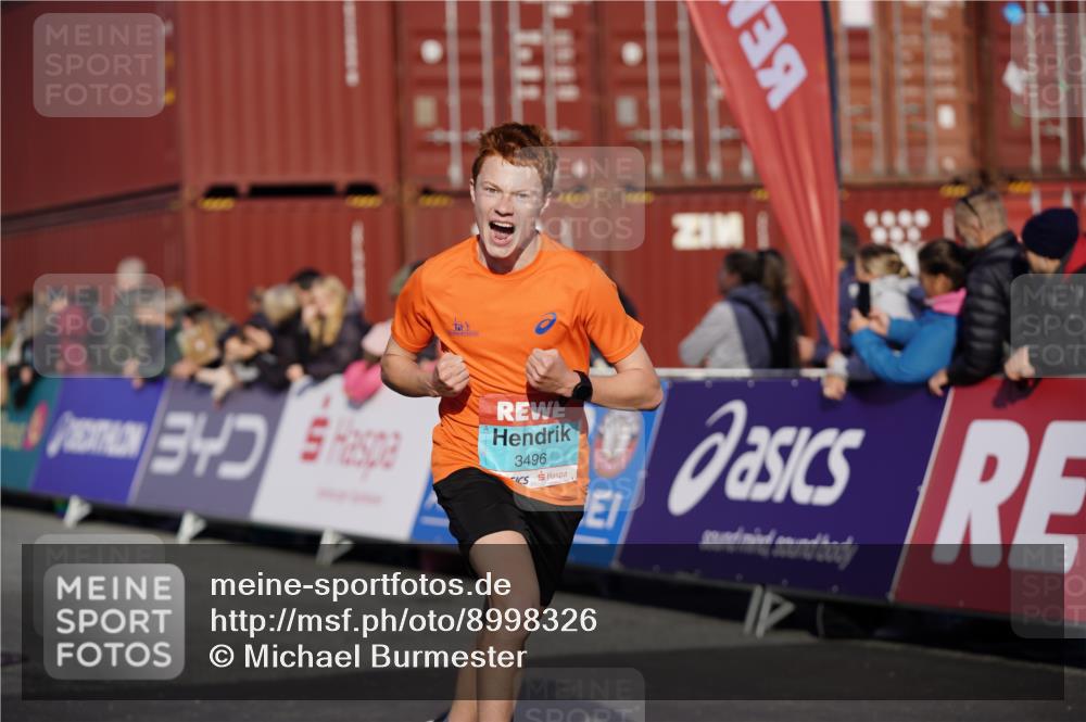03.10.2025 - Köhlbrandbrückenlauf Michael Burmester http://msf.ph/oto/8998326 03.10.2025 10:02:53 Ziel 1105, 1116, 3353, 3496, 3521, 3630, 3832 meine-sportfotos.de