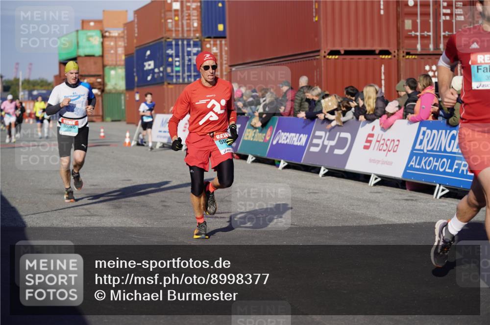03.10.2025 - Köhlbrandbrückenlauf Michael Burmester http://msf.ph/oto/8998377 03.10.2025 10:02:58 Ziel 1088, 1105, 1116, 1313, 3196, 3305, 3353, 3496, 3521, 3832 meine-sportfotos.de