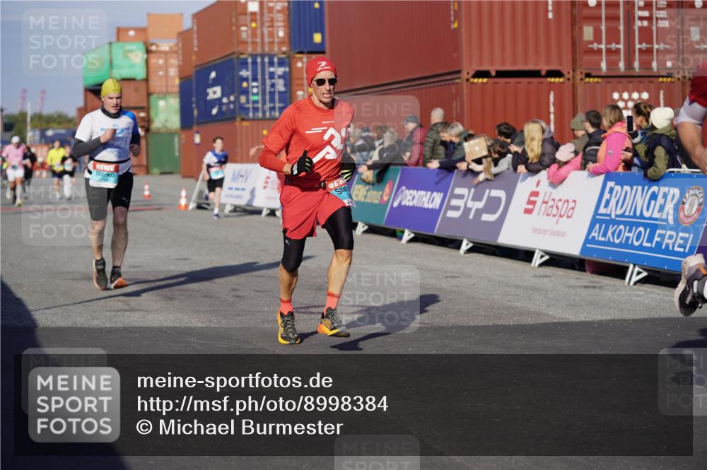 03.10.2025 - Köhlbrandbrückenlauf Michael Burmester http://msf.ph/oto/8998384 03.10.2025 10:02:58 Ziel 1088, 1105, 1116, 1313, 3196, 3305, 3353, 3496, 3521, 3832 meine-sportfotos.de