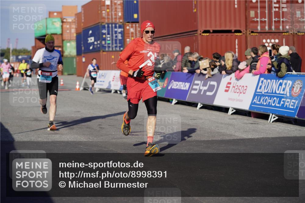 03.10.2025 - Köhlbrandbrückenlauf Michael Burmester http://msf.ph/oto/8998391 03.10.2025 10:02:58 Ziel 1088, 1105, 1116, 1313, 3196, 3305, 3353, 3496, 3521, 3832 meine-sportfotos.de