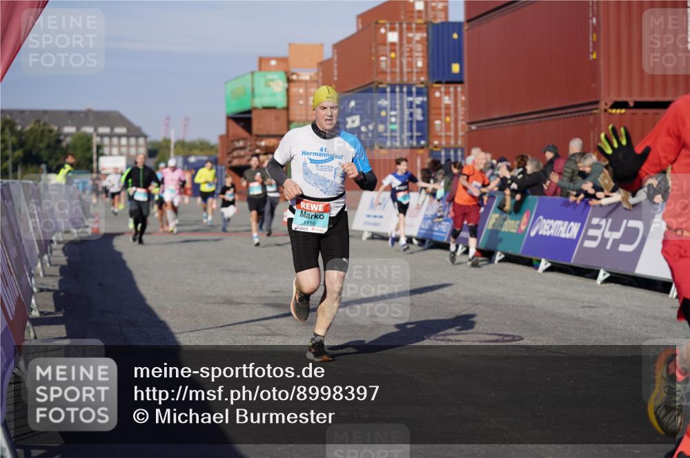 03.10.2025 - Köhlbrandbrückenlauf Michael Burmester http://msf.ph/oto/8998397 03.10.2025 10:02:59 Ziel 1088, 1105, 1116, 1313, 3196, 3305, 3353, 3496, 3521 meine-sportfotos.de