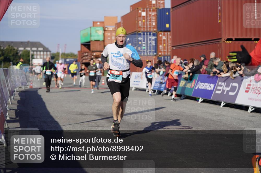 03.10.2025 - Köhlbrandbrückenlauf Michael Burmester http://msf.ph/oto/8998402 03.10.2025 10:02:59 Ziel 1088, 1105, 1116, 1313, 3196, 3305, 3353, 3496, 3521 meine-sportfotos.de