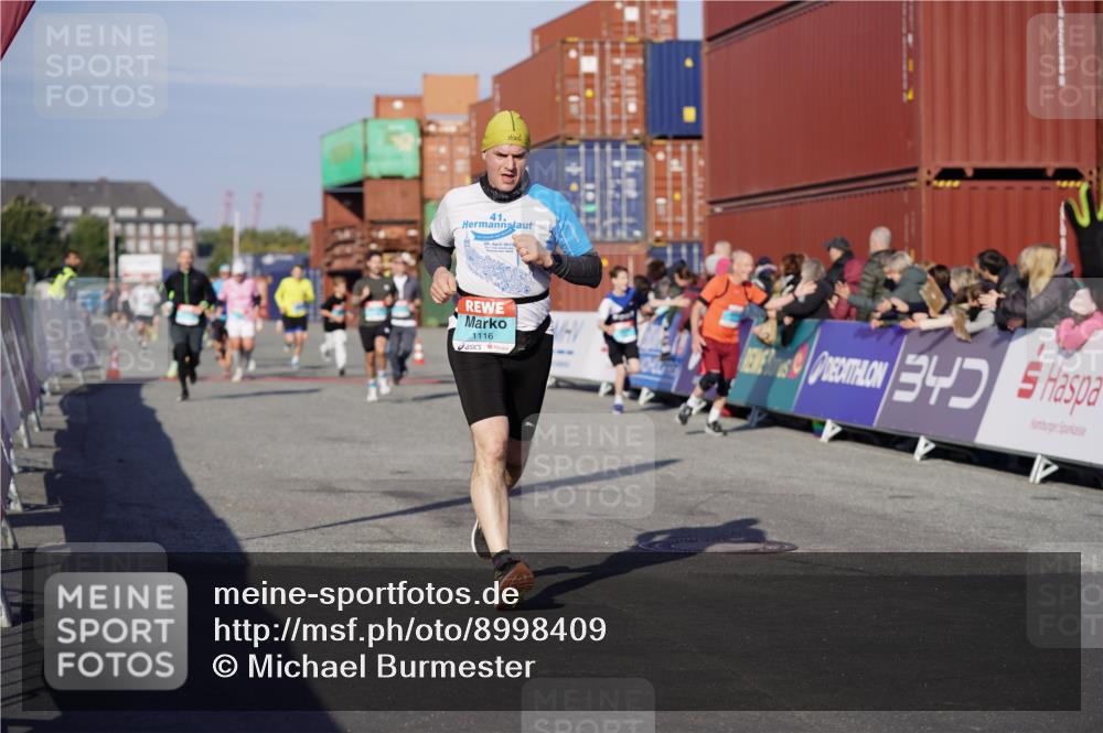 03.10.2025 - Köhlbrandbrückenlauf Michael Burmester http://msf.ph/oto/8998409 03.10.2025 10:02:59 Ziel 1088, 1105, 1116, 1313, 3196, 3305, 3353, 3496, 3521 meine-sportfotos.de