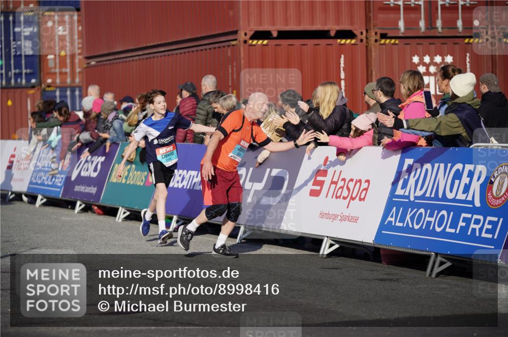 03.10.2025 - Köhlbrandbrückenlauf Michael Burmester http://msf.ph/oto/8998416 03.10.2025 10:03:01 Ziel 1088, 1091, 1105, 1116, 1173, 1198, 1313, 1321, 1334, 1560, 3196, 3305, 3353, 3521 meine-sportfotos.de