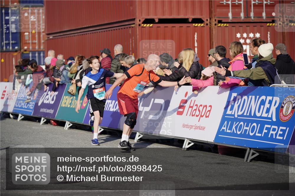 03.10.2025 - Köhlbrandbrückenlauf Michael Burmester http://msf.ph/oto/8998425 03.10.2025 10:03:01 Ziel 1088, 1091, 1105, 1116, 1173, 1198, 1313, 1321, 1334, 1560, 3196, 3305, 3353, 3521 meine-sportfotos.de