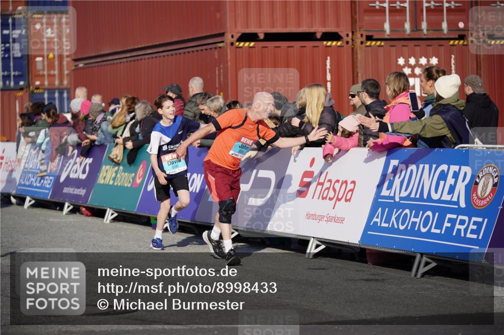 03.10.2025 - Köhlbrandbrückenlauf Michael Burmester http://msf.ph/oto/8998433 03.10.2025 10:03:01 Ziel 1088, 1091, 1105, 1116, 1173, 1198, 1313, 1321, 1334, 1560, 3196, 3305, 3353, 3521 meine-sportfotos.de