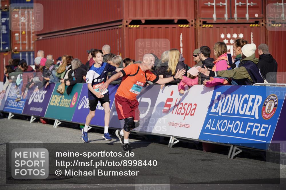 03.10.2025 - Köhlbrandbrückenlauf Michael Burmester http://msf.ph/oto/8998440 03.10.2025 10:03:01 Ziel 1088, 1091, 1105, 1116, 1173, 1198, 1313, 1321, 1334, 1560, 3196, 3305, 3353, 3521 meine-sportfotos.de