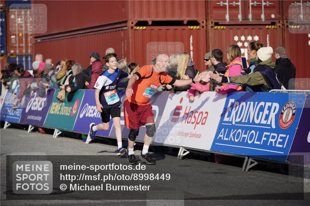 03.10.2025 - Köhlbrandbrückenlauf Michael Burmester http://msf.ph/oto/8998449 03.10.2025 10:03:01 Ziel 1088, 1091, 1105, 1116, 1173, 1198, 1313, 1321, 1334, 1560, 3196, 3305, 3353, 3521 meine-sportfotos.de