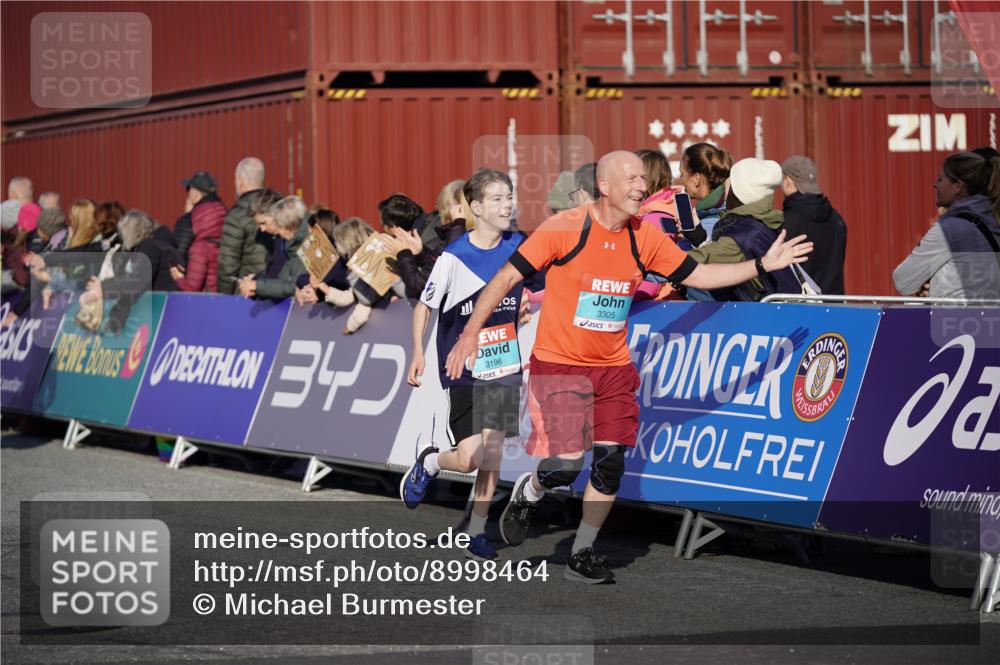 03.10.2025 - Köhlbrandbrückenlauf Michael Burmester http://msf.ph/oto/8998464 03.10.2025 10:03:02 Ziel 1088, 1091, 1105, 1111, 1116, 1173, 1198, 1313, 1321, 1334, 1560, 3196, 3305, 3353, 3521, 3655 meine-sportfotos.de
