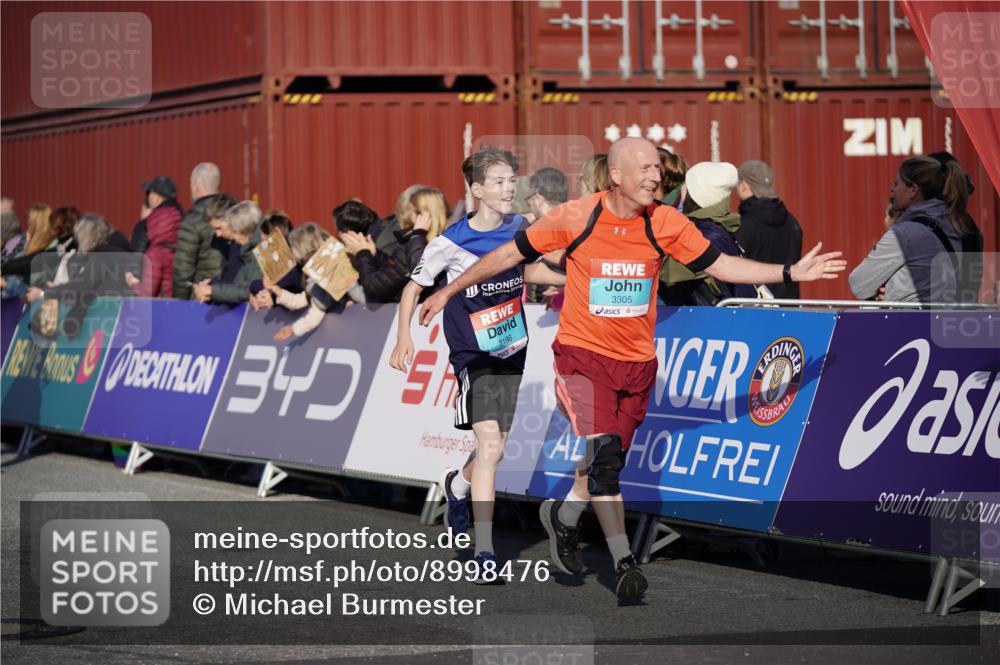 03.10.2025 - Köhlbrandbrückenlauf Michael Burmester http://msf.ph/oto/8998476 03.10.2025 10:03:02 Ziel 1088, 1091, 1105, 1111, 1116, 1173, 1198, 1313, 1321, 1334, 1560, 3196, 3305, 3353, 3521, 3655 meine-sportfotos.de