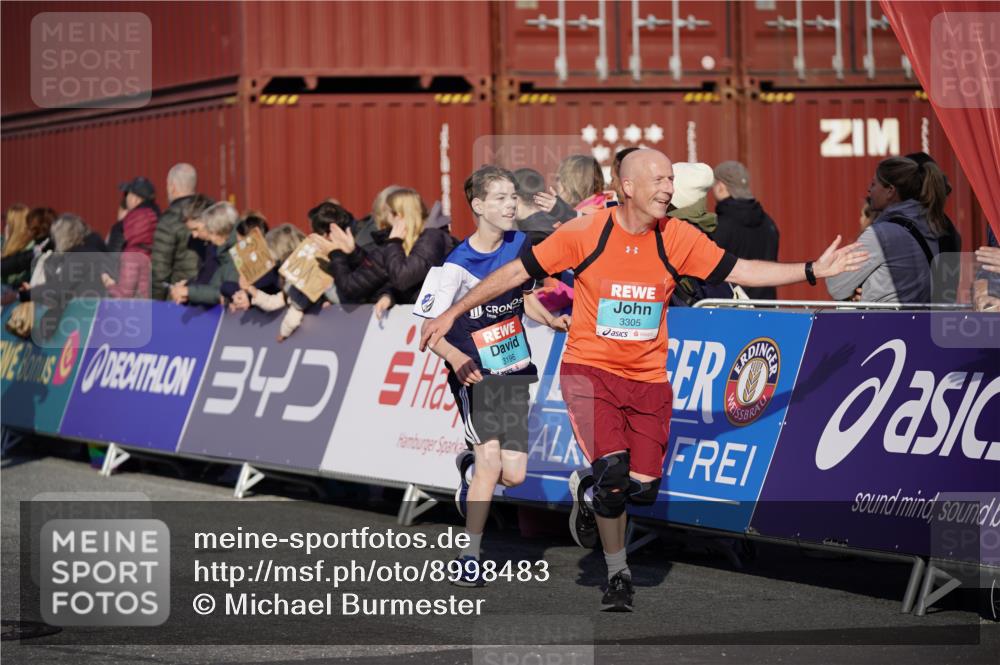 03.10.2025 - Köhlbrandbrückenlauf Michael Burmester http://msf.ph/oto/8998483 03.10.2025 10:03:02 Ziel 1088, 1091, 1105, 1111, 1116, 1173, 1198, 1313, 1321, 1334, 1560, 3196, 3305, 3353, 3521, 3655 meine-sportfotos.de