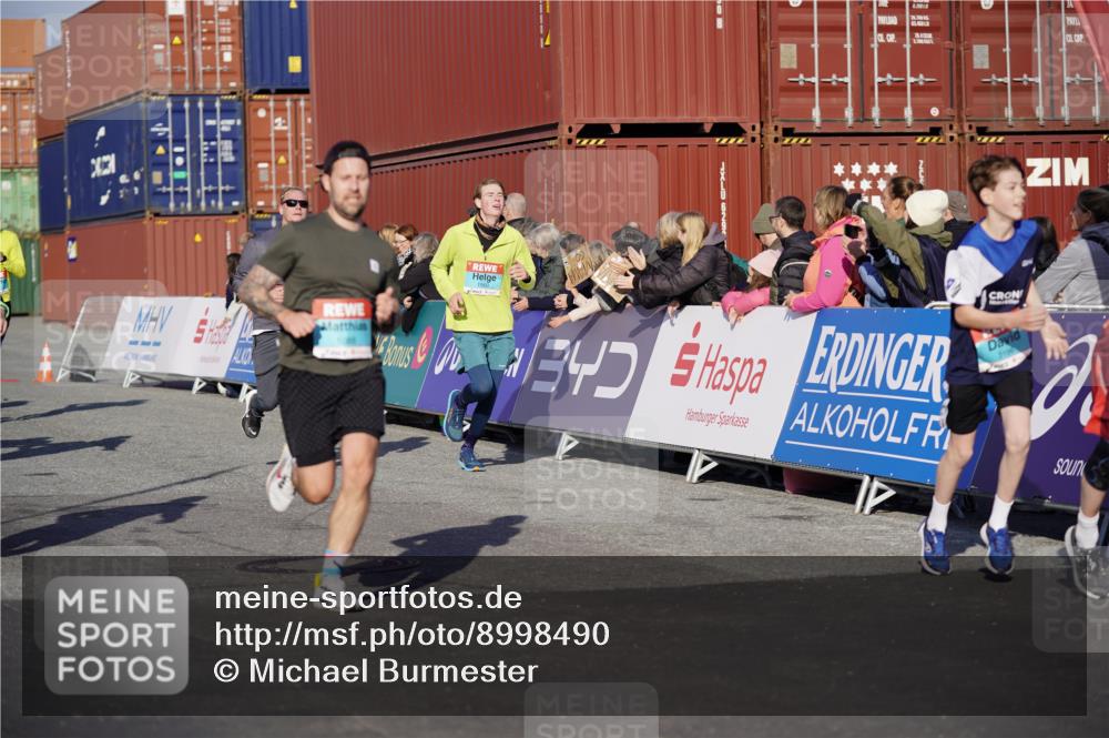 03.10.2025 - Köhlbrandbrückenlauf Michael Burmester http://msf.ph/oto/8998490 03.10.2025 10:03:03 Ziel 1072, 1088, 1091, 1105, 1111, 1116, 1173, 1198, 1313, 1321, 1334, 1560, 3196, 3305, 3353, 3521, 3655 meine-sportfotos.de
