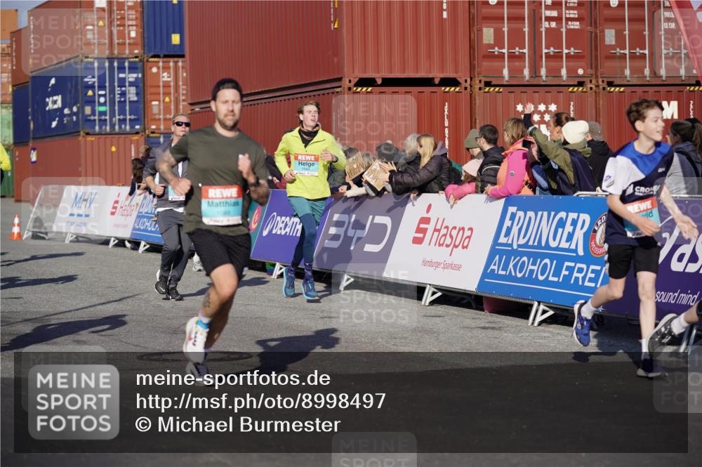 03.10.2025 - Köhlbrandbrückenlauf Michael Burmester http://msf.ph/oto/8998497 03.10.2025 10:03:03 Ziel 1072, 1088, 1091, 1105, 1111, 1116, 1173, 1198, 1313, 1321, 1334, 1560, 3196, 3305, 3353, 3521, 3655 meine-sportfotos.de