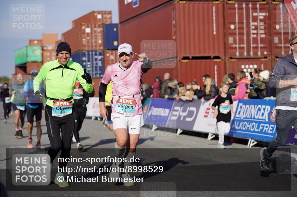 03.10.2025 - Köhlbrandbrückenlauf Michael Burmester http://msf.ph/oto/8998529 03.10.2025 10:03:06 Ziel 1072, 1088, 1091, 1111, 1173, 1198, 1313, 1321, 1334, 1560, 1836, 1931, 3196, 3305, 3655, 3802 meine-sportfotos.de