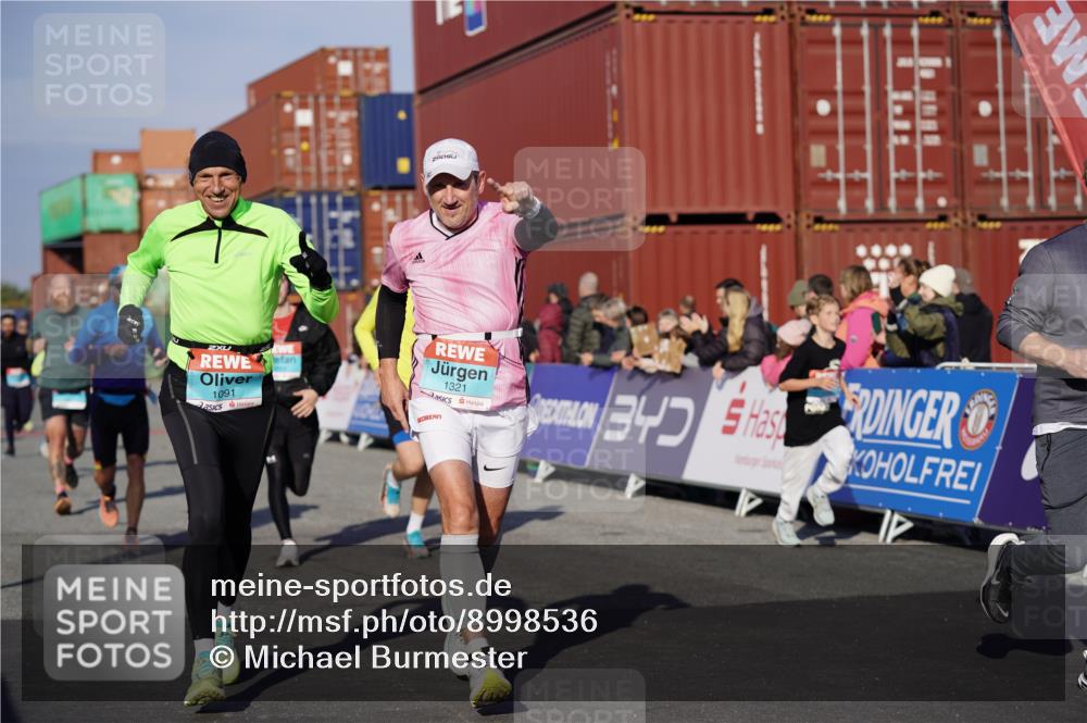 03.10.2025 - Köhlbrandbrückenlauf Michael Burmester http://msf.ph/oto/8998536 03.10.2025 10:03:06 Ziel 1072, 1088, 1091, 1111, 1173, 1198, 1313, 1321, 1334, 1560, 1836, 1931, 3196, 3305, 3655, 3802 meine-sportfotos.de