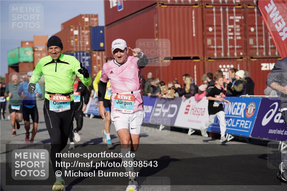 03.10.2025 - Köhlbrandbrückenlauf Michael Burmester http://msf.ph/oto/8998543 03.10.2025 10:03:06 Ziel 1072, 1088, 1091, 1111, 1173, 1198, 1313, 1321, 1334, 1560, 1836, 1931, 3196, 3305, 3655, 3802 meine-sportfotos.de