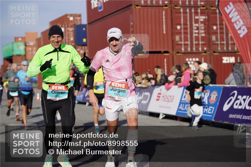 03.10.2025 - Köhlbrandbrückenlauf Michael Burmester http://msf.ph/oto/8998555 03.10.2025 10:03:06 Ziel 1072, 1088, 1091, 1111, 1173, 1198, 1313, 1321, 1334, 1560, 1836, 1931, 3196, 3305, 3655, 3802 meine-sportfotos.de