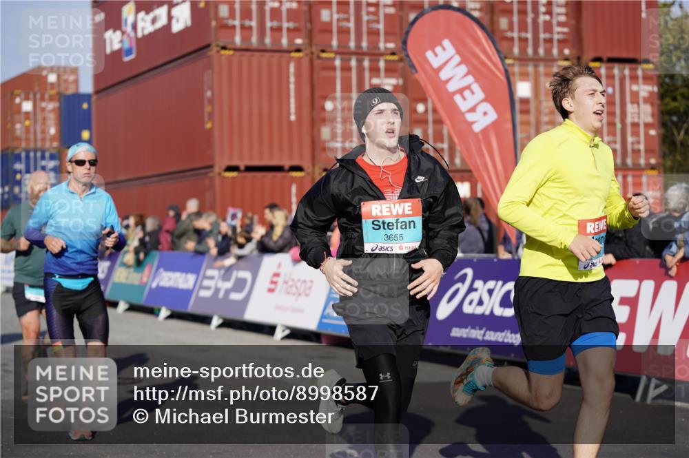 03.10.2025 - Köhlbrandbrückenlauf Michael Burmester http://msf.ph/oto/8998587 03.10.2025 10:03:08 Ziel 1072, 1088, 1091, 1111, 1173, 1198, 1313, 1321, 1334, 1560, 1836, 1931, 2995, 2998, 3196, 3305, 3655, 3802 meine-sportfotos.de