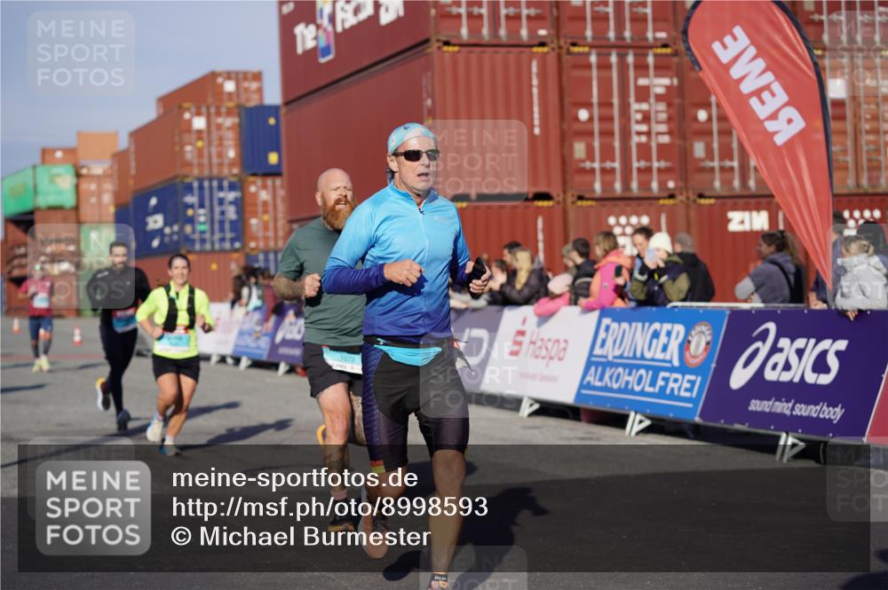 03.10.2025 - Köhlbrandbrückenlauf Michael Burmester http://msf.ph/oto/8998593 03.10.2025 10:03:09 Ziel 1072, 1088, 1091, 1111, 1173, 1198, 1313, 1321, 1334, 1560, 1836, 1931, 2995, 2998, 3196, 3655, 3802 meine-sportfotos.de