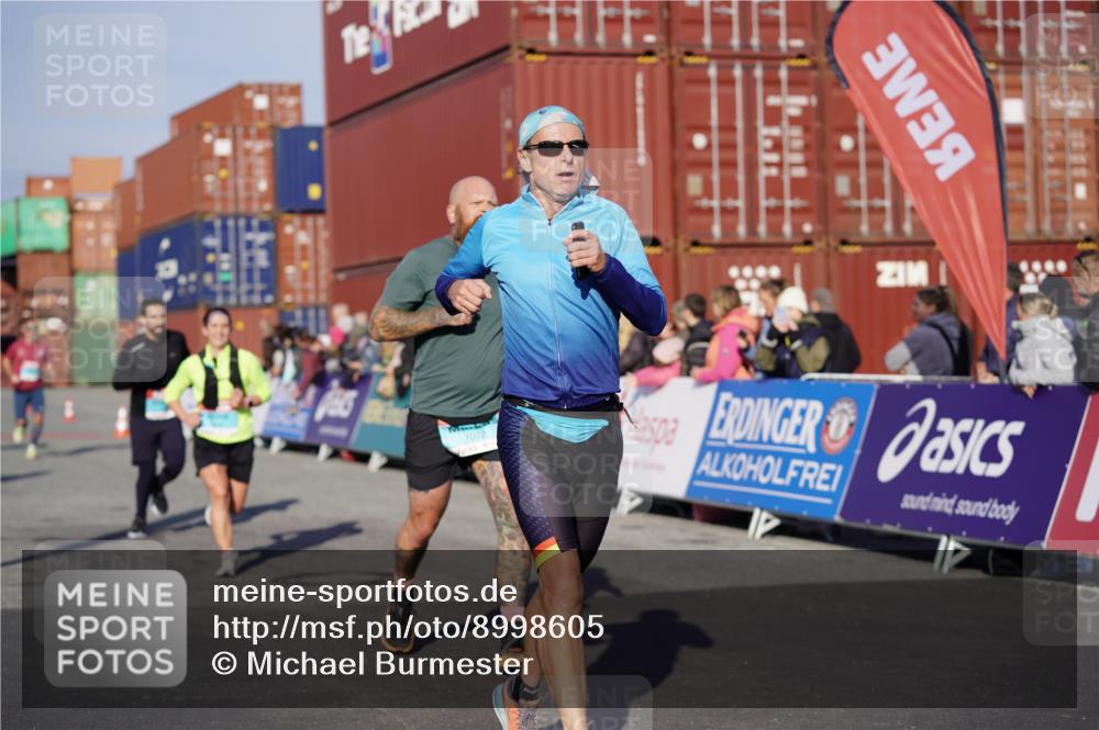 03.10.2025 - Köhlbrandbrückenlauf Michael Burmester http://msf.ph/oto/8998605 03.10.2025 10:03:09 Ziel 1072, 1088, 1091, 1111, 1173, 1198, 1313, 1321, 1334, 1560, 1836, 1931, 2995, 2998, 3196, 3655, 3802 meine-sportfotos.de